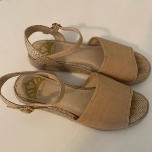 Fergalicious by Fergie Tan Denise Flat Espadrille Sandal. Size 7.5